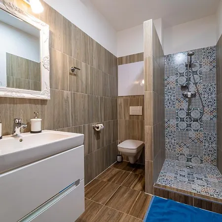 Veternica V Bernarde Aparthotel